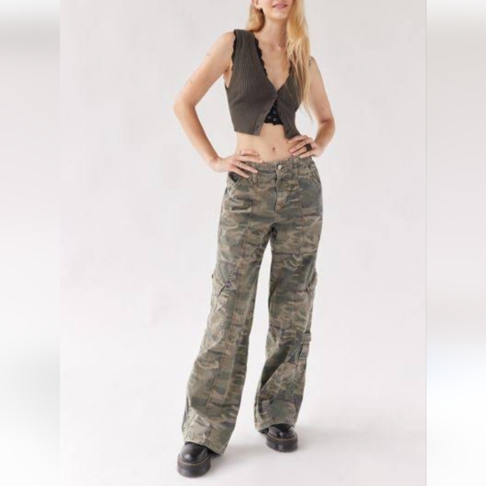 Mossimo Wide Leg Camo Cargo Pants 9